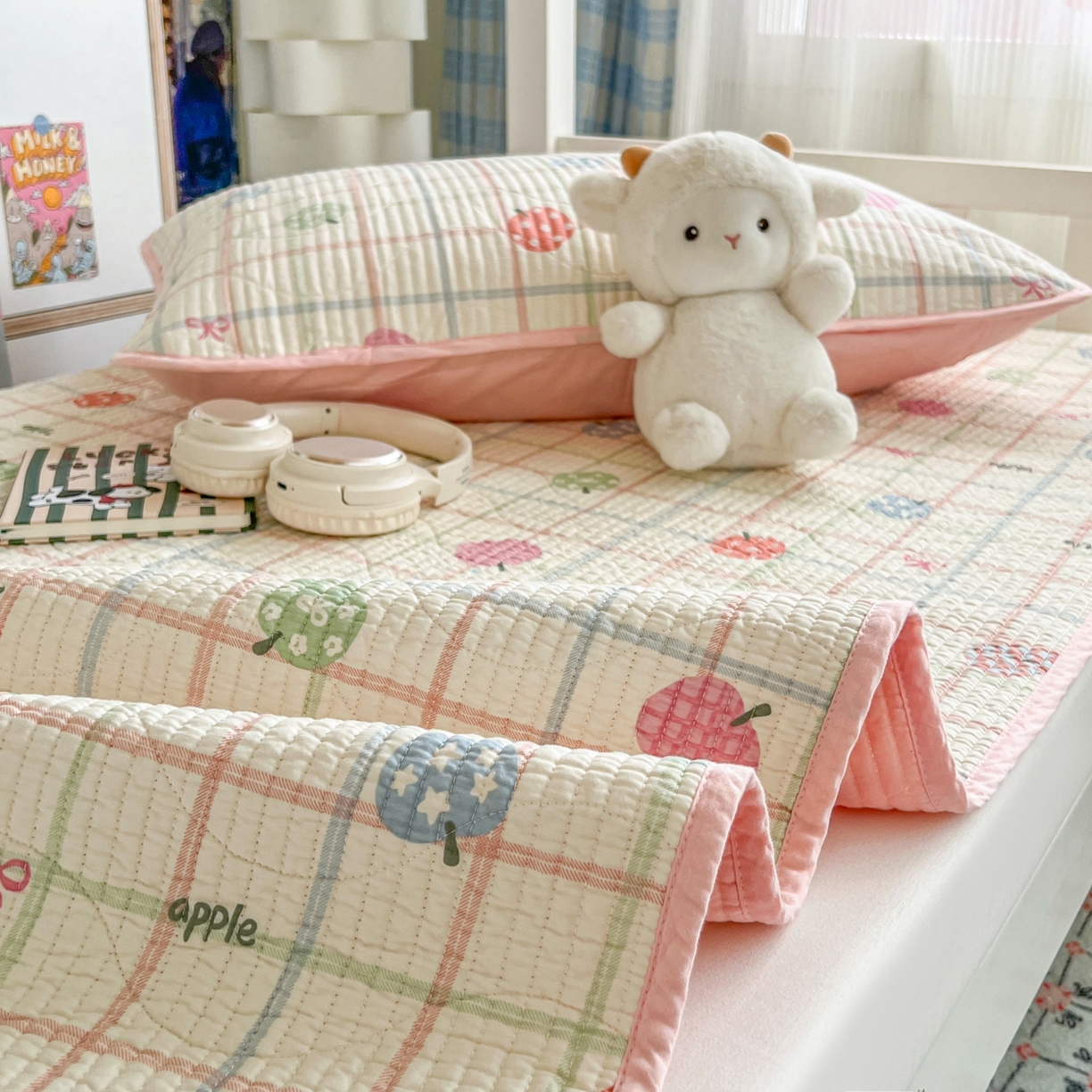 91家纺网 家纺一手货源 找家纺 沐纯家居 2025新款学生款双面纯棉棉花床盖三件套 苹果派