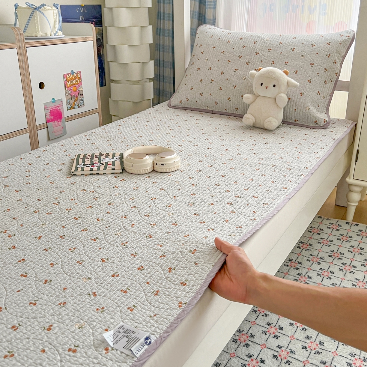 91家纺网 家纺一手货源 找家纺 沐纯家居 2025新款学生款双面纯棉棉花床盖三件套 小樱桃