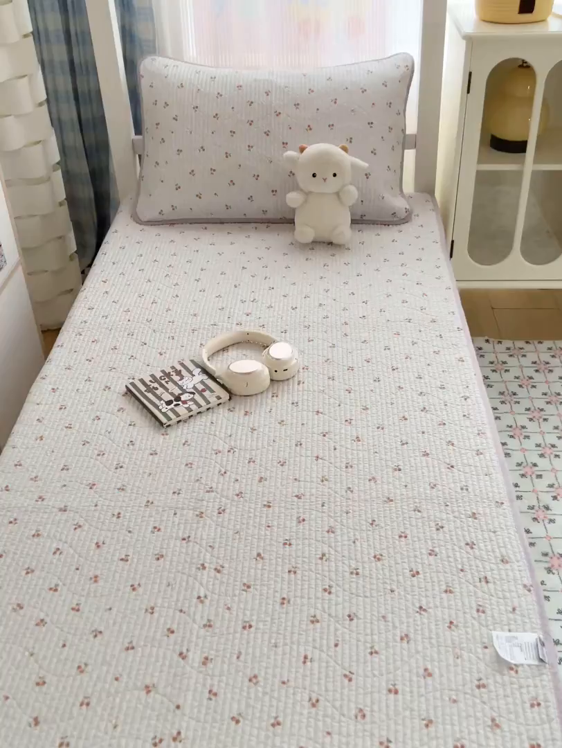 91家纺网 家纺一手货源 找家纺 沐纯家居 2025新款学生款双面纯棉棉花床盖三件套 小樱桃