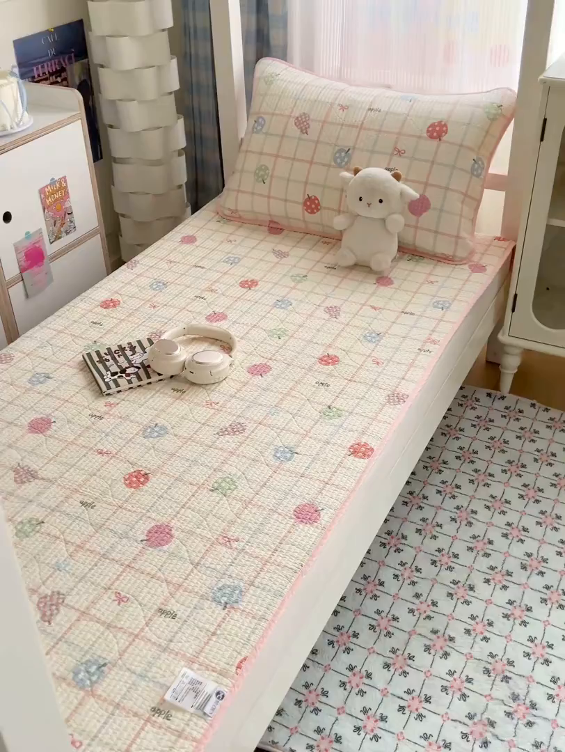 91家纺网 家纺一手货源 找家纺 沐纯家居 2025新款学生款双面纯棉棉花床盖三件套 苹果派