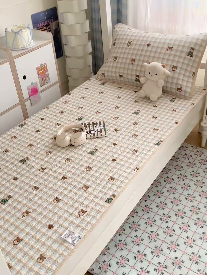 91家纺网 家纺一手货源 找家纺 沐纯家居 2025新款学生款双面纯棉棉花床盖三件套 熊出没