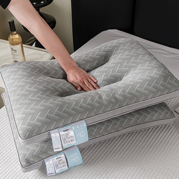 91家纺网 家纺一手货源 找家纺 蝶飞舞 2025新款A类凉感丝黑曼巴风枕头枕芯 保健枕-V型 48*74cm