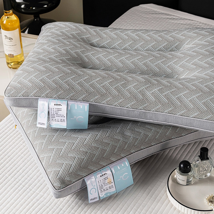 91家纺网 家纺一手货源 找家纺 蝶飞舞 2025新款A类凉感丝黑曼巴风枕头枕芯 保健枕-V型 48*74cm