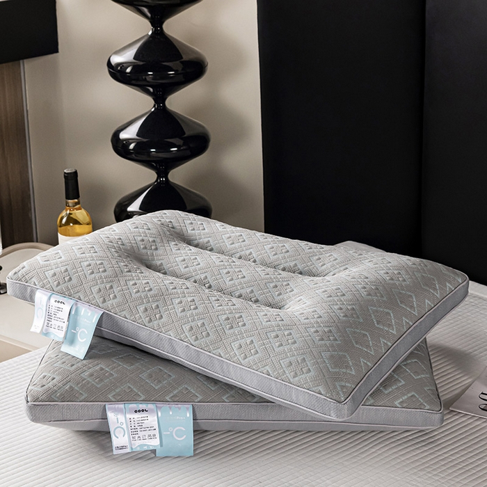 91家纺网 家纺一手货源 找家纺 蝶飞舞 2025新款A类凉感丝黑曼巴风枕头枕芯 保健枕-菱型 48*74cm