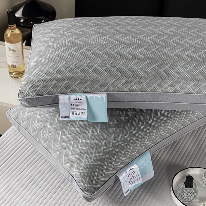 91家纺网 家纺一手货源 找家纺 蝶飞舞 2025新款A类凉感丝黑曼巴风枕头枕芯 舒适枕-V 型 48*74cm