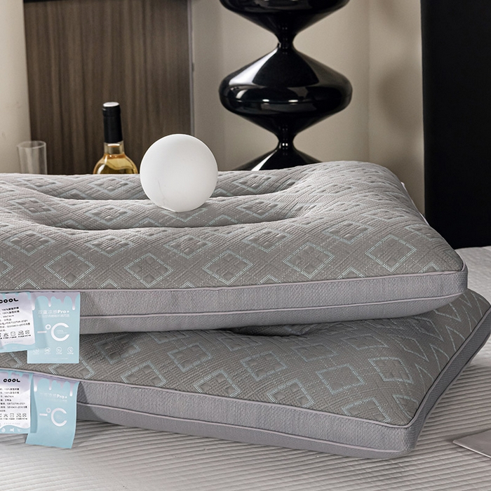 91家纺网 家纺一手货源 找家纺 蝶飞舞 2025新款A类凉感丝黑曼巴风枕头枕芯 保健枕-菱型 48*74cm