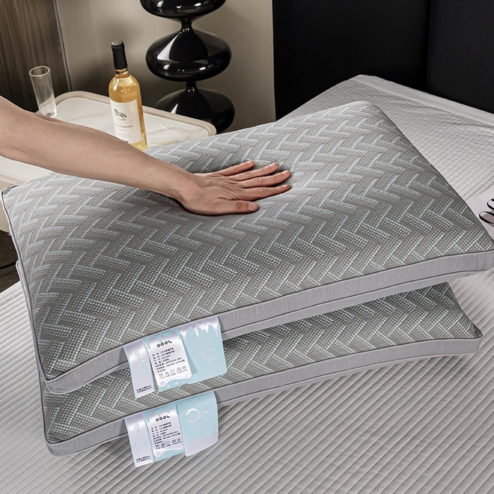 91家纺网 家纺一手货源 找家纺 蝶飞舞 2025新款A类凉感丝黑曼巴风枕头枕芯 舒适枕-V 型 48*74cm