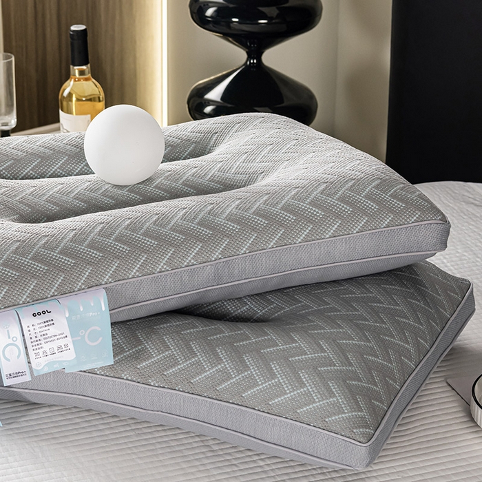 91家纺网 家纺一手货源 找家纺 蝶飞舞 2025新款A类凉感丝黑曼巴风枕头枕芯 保健枕-V型 48*74cm