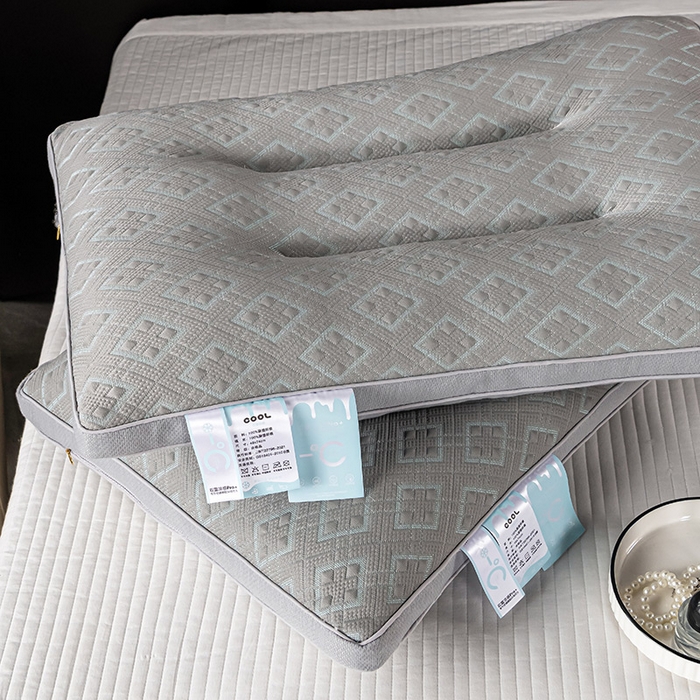 91家纺网 家纺一手货源 找家纺 蝶飞舞 2025新款A类凉感丝黑曼巴风枕头枕芯 保健枕-菱型 48*74cm