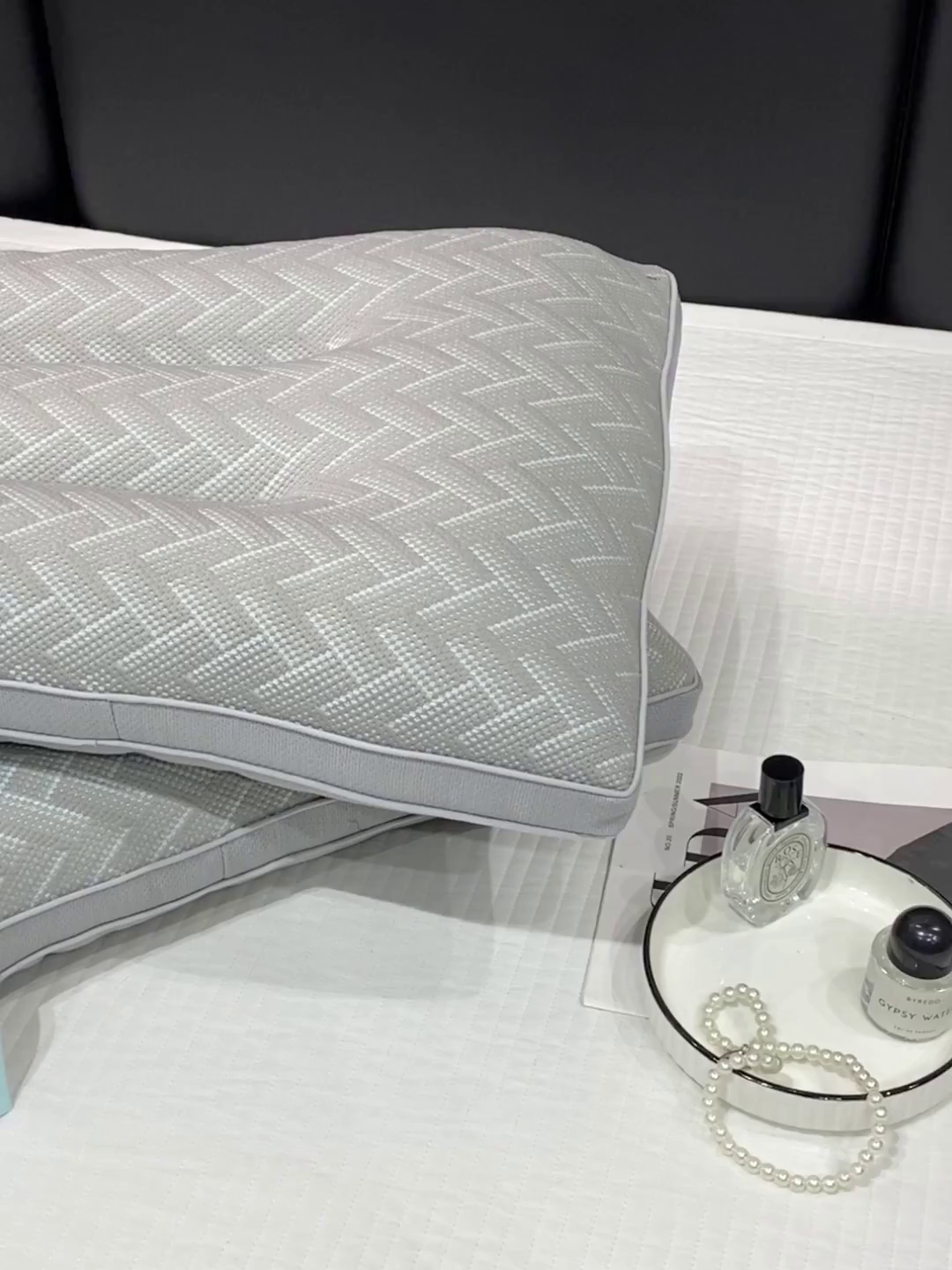 91家纺网 家纺一手货源 找家纺 蝶飞舞 2025新款A类凉感丝黑曼巴风枕头枕芯 保健枕-V型 48*74cm