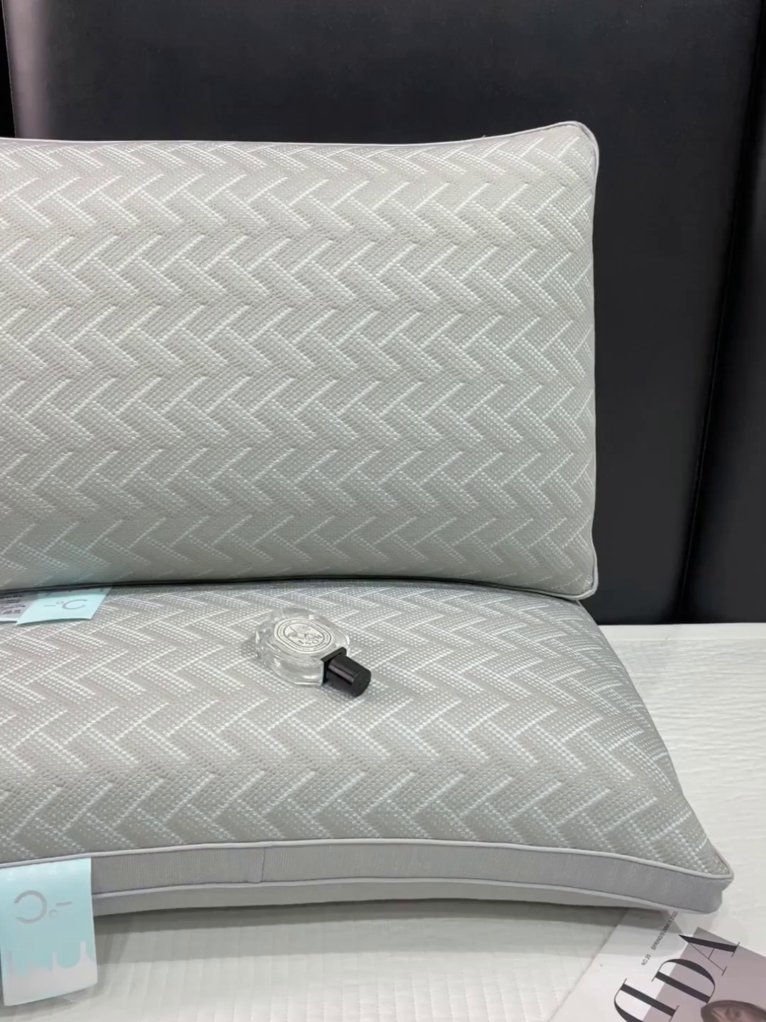 91家纺网 家纺一手货源 找家纺 蝶飞舞 2025新款A类凉感丝黑曼巴风枕头枕芯 舒适枕-V 型 48*74cm