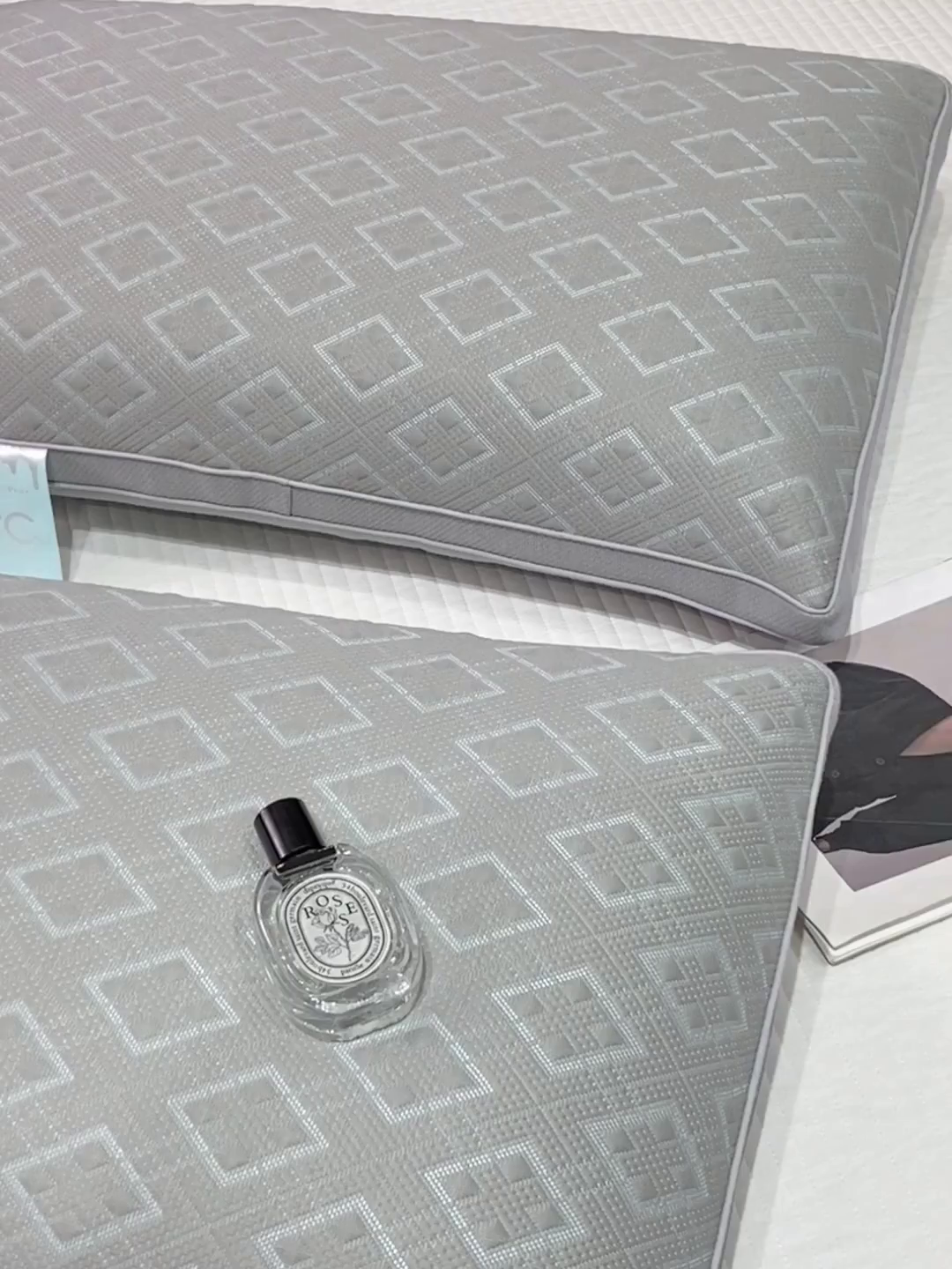 91家纺网 家纺一手货源 找家纺 蝶飞舞 2025新款A类凉感丝黑曼巴风枕头枕芯 舒适枕-菱型 48*74cm