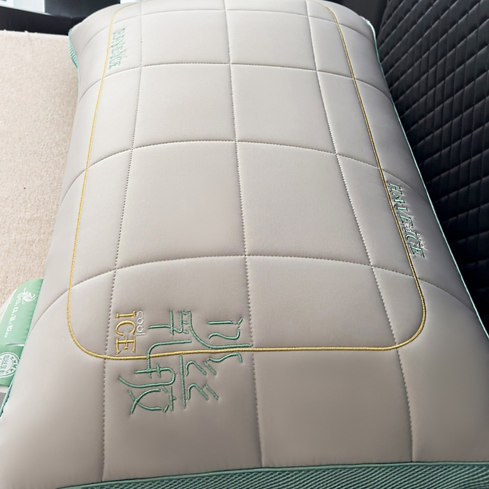 91家纺网 家纺一手货源 找家纺 蝶飞舞 2025新款刺绣冰丝乳胶面包枕枕头枕芯 护颈助眠冰丝面包枕 灰色/900g 48*74cm