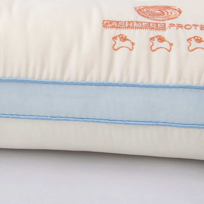 91家纺网 家纺一手货源 找家纺 蝶飞舞 2025新款羊绒蛋白枕头枕芯直播专供立体刺绣护颈枕芯 羊绒蛋白枕浅蓝色800g 48*74cm