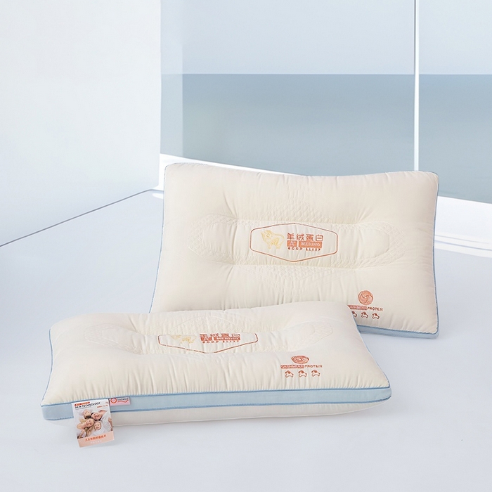 91家纺网 家纺一手货源 找家纺 蝶飞舞 2025新款羊绒蛋白枕头枕芯直播专供立体刺绣护颈枕芯 羊绒蛋白枕浅蓝色800g 48*74cm