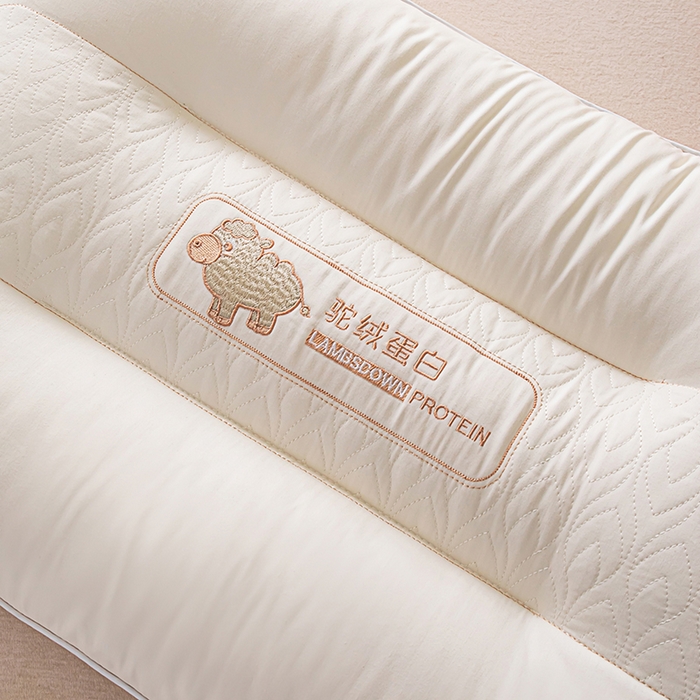 91家纺网 家纺一手货源 找家纺 蝶飞舞 2025新款羊绒蛋白枕头枕芯直播专供立体刺绣护颈枕芯 驼绒  蛋白枕粉色800g 48*74cm