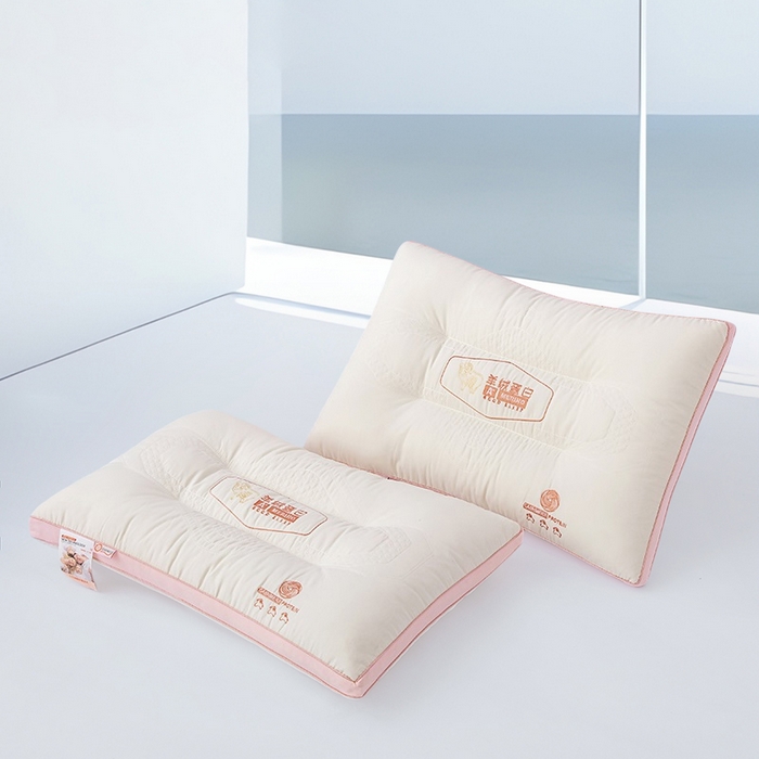 91家纺网 家纺一手货源 找家纺 蝶飞舞 2025新款羊绒蛋白枕头枕芯直播专供立体刺绣护颈枕芯 羊绒蛋白枕粉色1000g 48*74cm