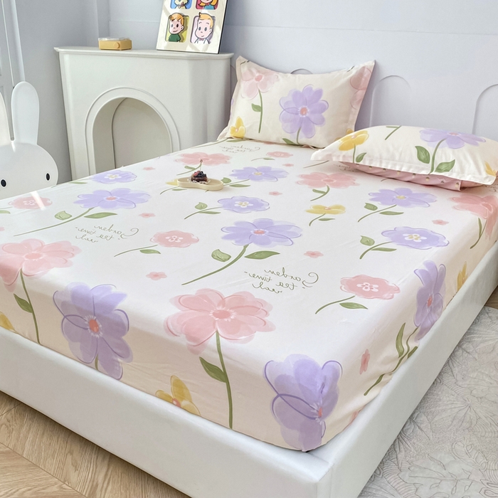 91家纺网 家纺一手货源 找家纺 小叮当家纺仓储工厂店 （爆款花型 长期款 不断货）2025年新款条纹卡通花卉纯棉全棉床笠三件套 惊鸿仙子