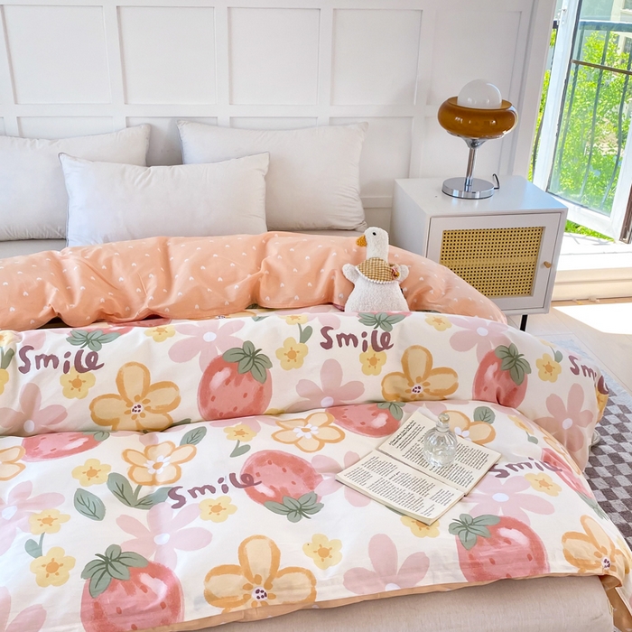 91家纺网 家纺一手货源 找家纺 小叮当家纺仓储工厂店 （爆款花型 长期款 不断货）2025年新款小清新印花条纹卡通花卉纯棉全棉单品系列--单被套 草莓物语