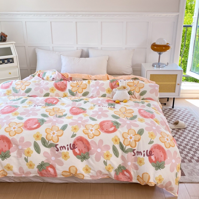 91家纺网 家纺一手货源 找家纺 小叮当家纺仓储工厂店 （爆款花型 长期款 不断货）2025年新款小清新印花条纹卡通花卉纯棉全棉单品系列--单被套 草莓物语