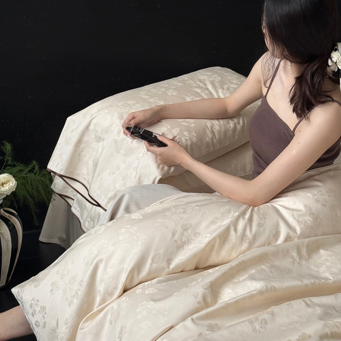 91家纺网 家纺一手货源 找家纺 鹿班家居2025新款秋冬款100S长绒棉提花系列——花畔呢喃（标准会员-20元） 白色