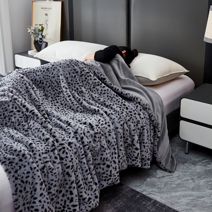 91家纺网 家纺一手货源 找家纺 （总）库里梦家纺 2025新款跨境专供兔毛豹纹毛毯盖毯毯子（支持定做任何尺寸）