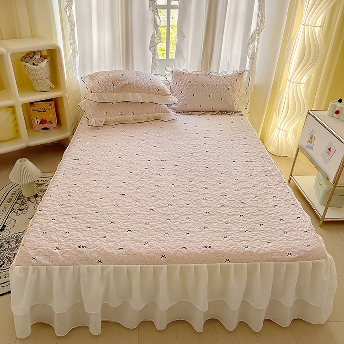 91家纺网 家纺一手货源 找家纺 易辰美 2025新款亲肤舒适印花夹棉公主风床裙 草莓啵啵-粉