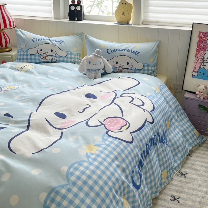 91家纺网 家纺一手货源 找家纺 金爱家 2025新款三丽鸥纯棉数码印花系列四件套 大阪-奶芙玉桂狗