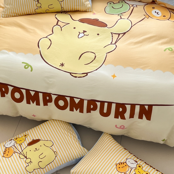 91家纺网 家纺一手货源 找家纺 金爱家 2025新款三丽鸥纯棉数码印花系列四件套 大阪-奶黄包布丁狗