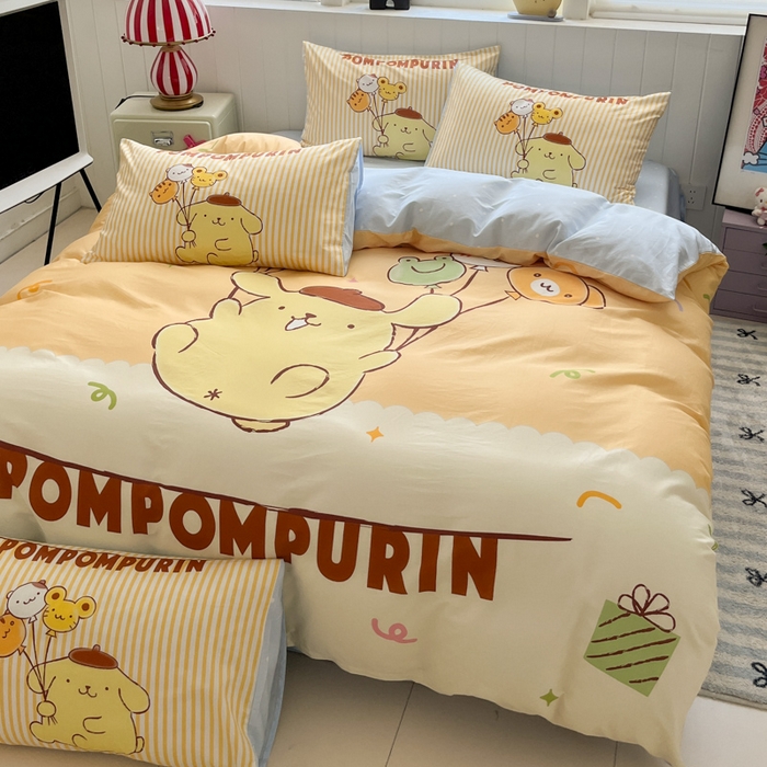 91家纺网 家纺一手货源 找家纺 金爱家 2025新款三丽鸥纯棉数码印花系列四件套 大阪-奶黄包布丁狗