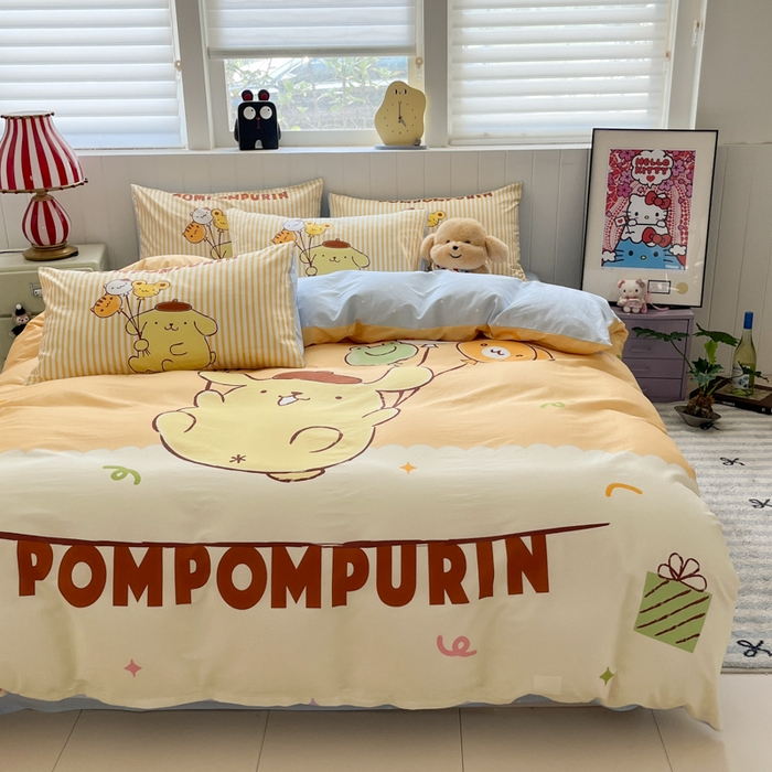 91家纺网 家纺一手货源 找家纺 金爱家 2025新款三丽鸥纯棉数码印花系列四件套 大阪-奶黄包布丁狗