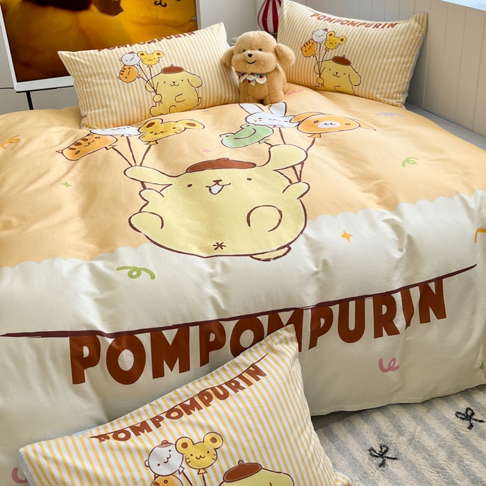 91家纺网 家纺一手货源 找家纺 金爱家 2025新款三丽鸥纯棉数码印花系列四件套 大阪-奶黄包布丁狗