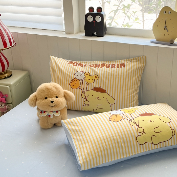 91家纺网 家纺一手货源 找家纺 金爱家 2025新款三丽鸥纯棉数码印花系列四件套 大阪-奶黄包布丁狗