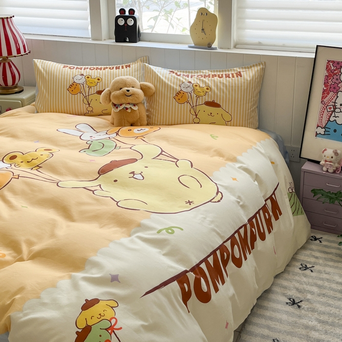 91家纺网 家纺一手货源 找家纺 金爱家 2025新款三丽鸥纯棉数码印花系列四件套 大阪-奶黄包布丁狗