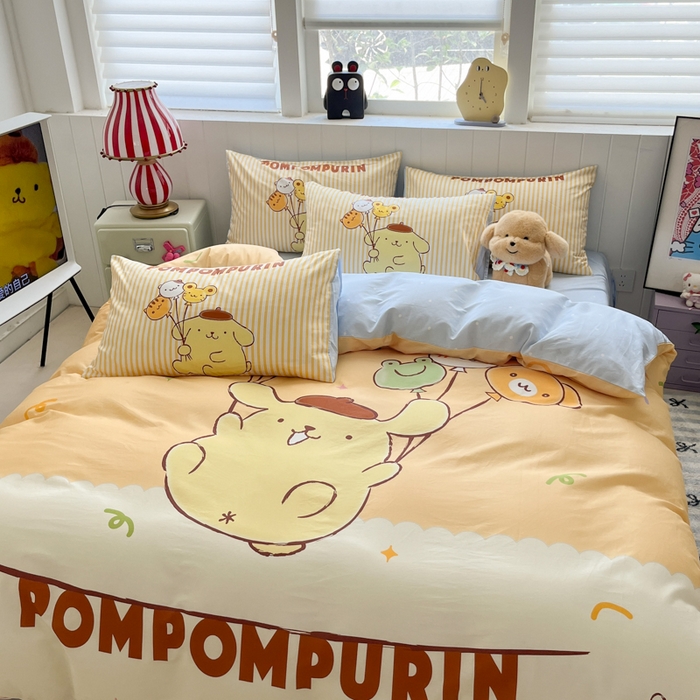 91家纺网 家纺一手货源 找家纺 金爱家 2025新款三丽鸥纯棉数码印花系列四件套 大阪-奶黄包布丁狗