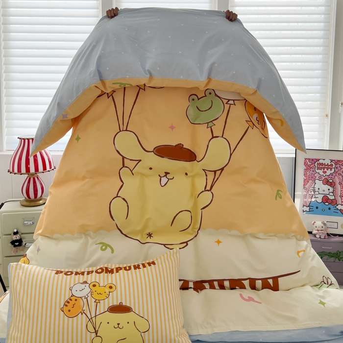 91家纺网 家纺一手货源 找家纺 金爱家 2025新款三丽鸥纯棉数码印花系列四件套 大阪-奶黄包布丁狗