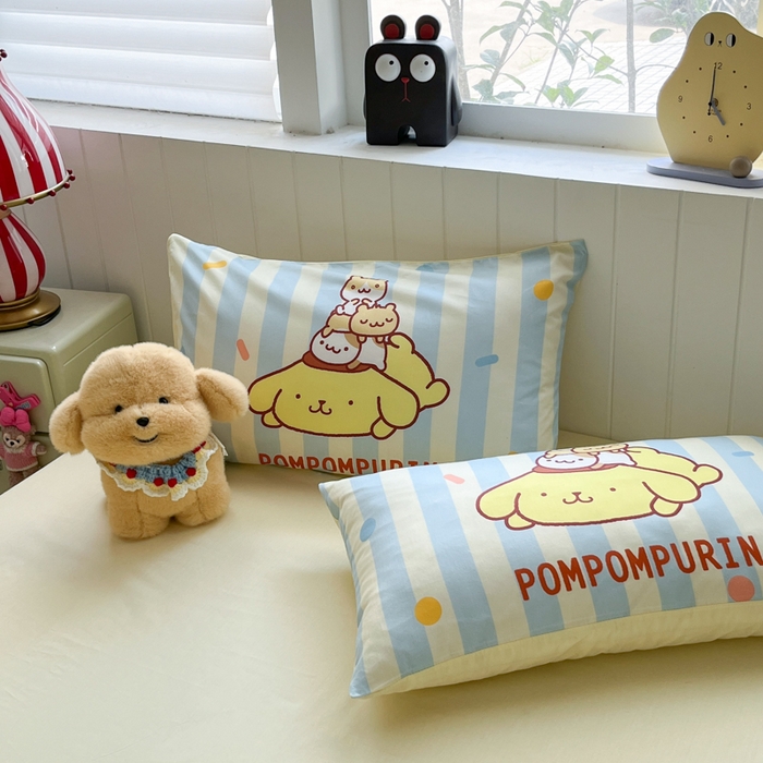 91家纺网 家纺一手货源 找家纺 金爱家 2025新款三丽鸥纯棉数码印花系列四件套 大阪-布丁狗伙伴