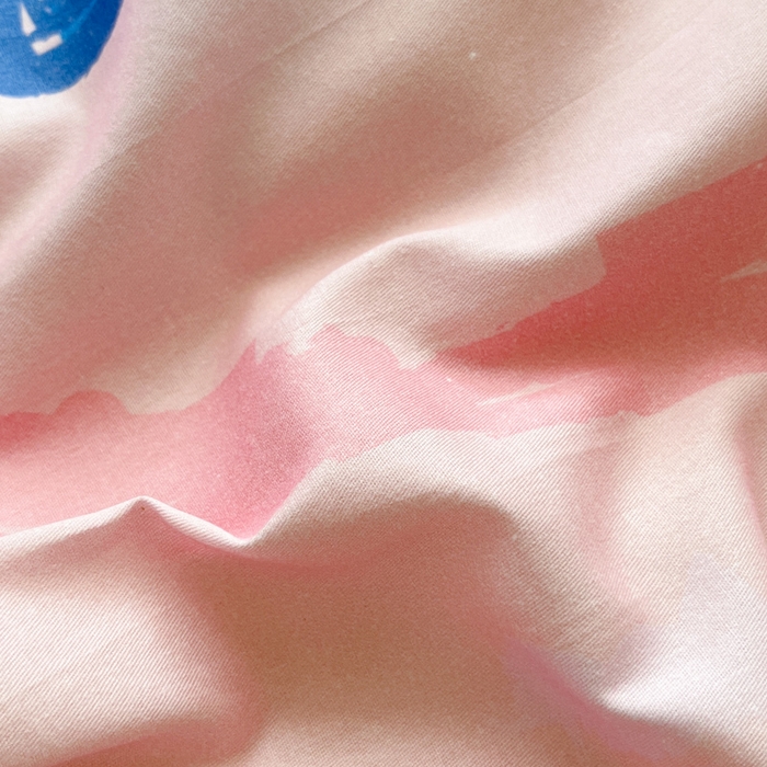 91家纺网 家纺一手货源 找家纺 金爱家 2025新款三丽鸥纯棉数码印花系列四件套 大阪-领带玉桂狗