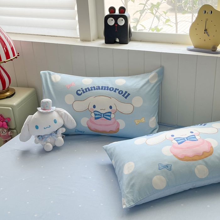 91家纺网 家纺一手货源 找家纺 金爱家 2025新款三丽鸥纯棉数码印花系列四件套 大阪-领带玉桂狗