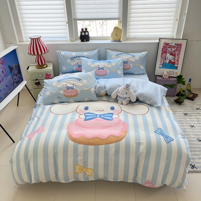 91家纺网 家纺一手货源 找家纺 金爱家 2025新款三丽鸥纯棉数码印花系列四件套 大阪-领带玉桂狗