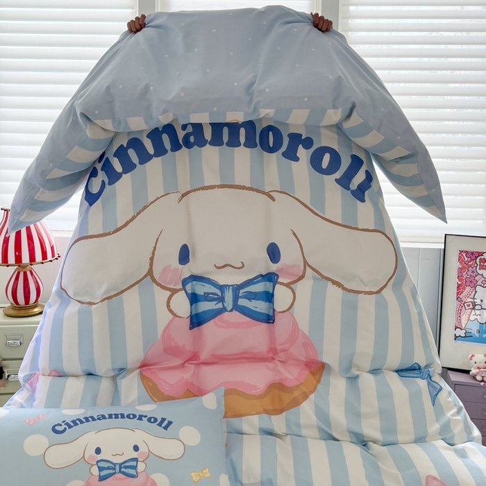 91家纺网 家纺一手货源 找家纺 金爱家 2025新款三丽鸥纯棉数码印花系列四件套 大阪-领带玉桂狗