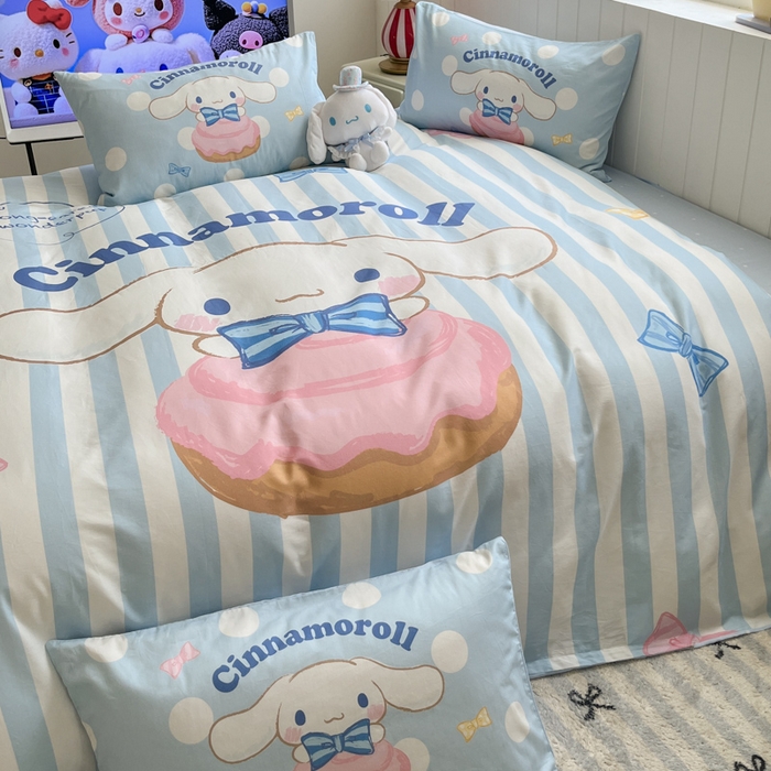 91家纺网 家纺一手货源 找家纺 金爱家 2025新款三丽鸥纯棉数码印花系列四件套 大阪-领带玉桂狗