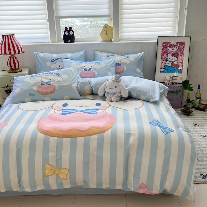 91家纺网 家纺一手货源 找家纺 金爱家 2025新款三丽鸥纯棉数码印花系列四件套 大阪-领带玉桂狗