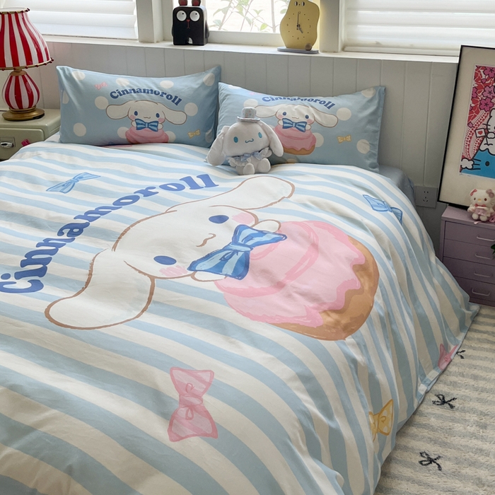 91家纺网 家纺一手货源 找家纺 金爱家 2025新款三丽鸥纯棉数码印花系列四件套 大阪-领带玉桂狗