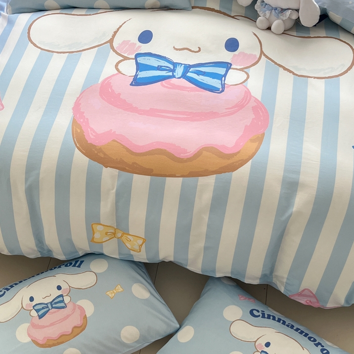 91家纺网 家纺一手货源 找家纺 金爱家 2025新款三丽鸥纯棉数码印花系列四件套 大阪-领带玉桂狗