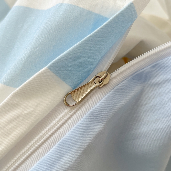 91家纺网 家纺一手货源 找家纺 金爱家 2025新款三丽鸥纯棉数码印花系列四件套 大阪-领带玉桂狗