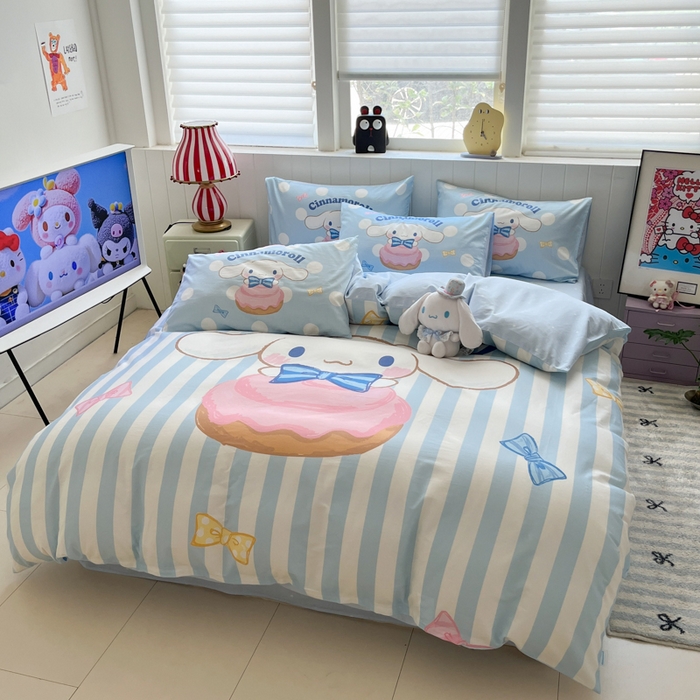 91家纺网 家纺一手货源 找家纺 金爱家 2025新款三丽鸥纯棉数码印花系列四件套 大阪-领带玉桂狗