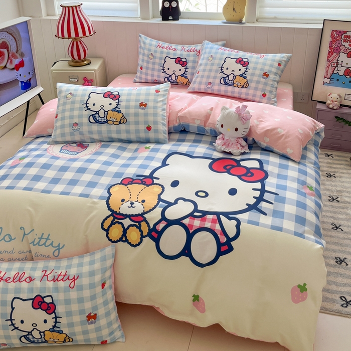 91家纺网 家纺一手货源 找家纺 金爱家 2025新款三丽鸥纯棉数码印花系列四件套 大阪-kt和熊