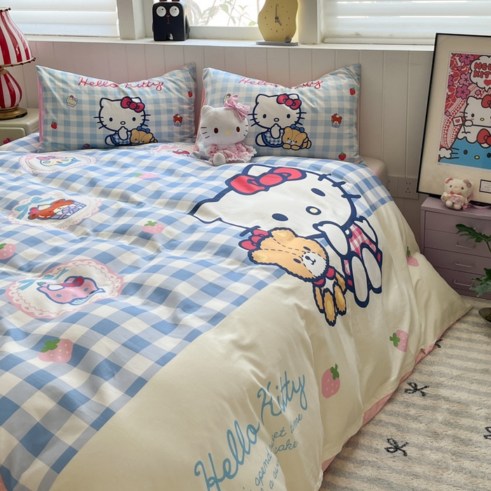 91家纺网 家纺一手货源 找家纺 金爱家 2025新款三丽鸥纯棉数码印花系列四件套 大阪-kt和熊