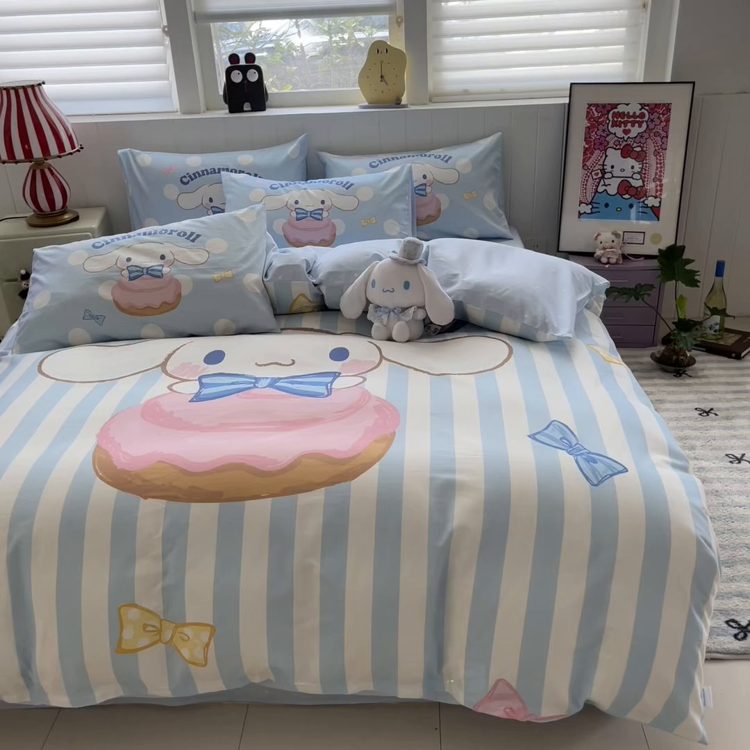 91家纺网 家纺一手货源 找家纺 金爱家 2025新款三丽鸥纯棉数码印花系列四件套 大阪-领带玉桂狗